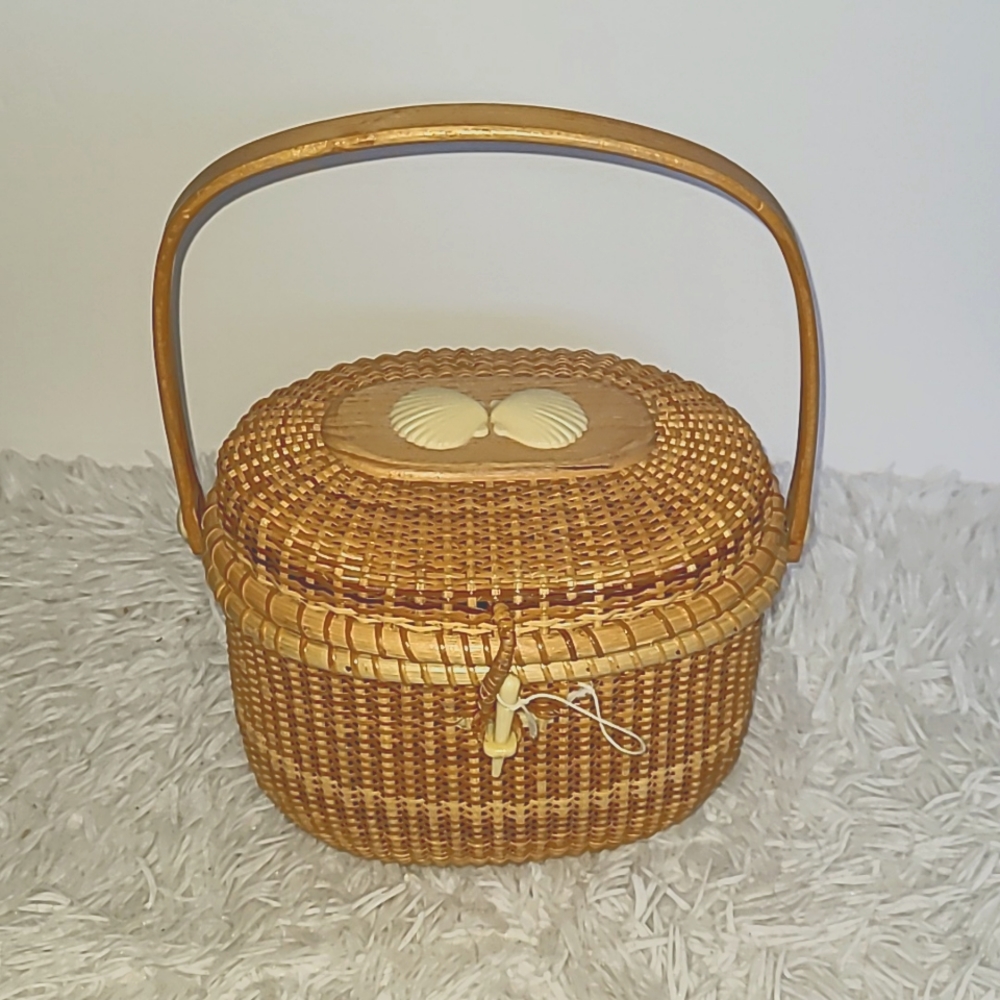 Wicker purse/basket with seashells decor